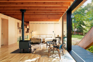 » Una casa de madera se extiende como un puente en un bosque canadiense