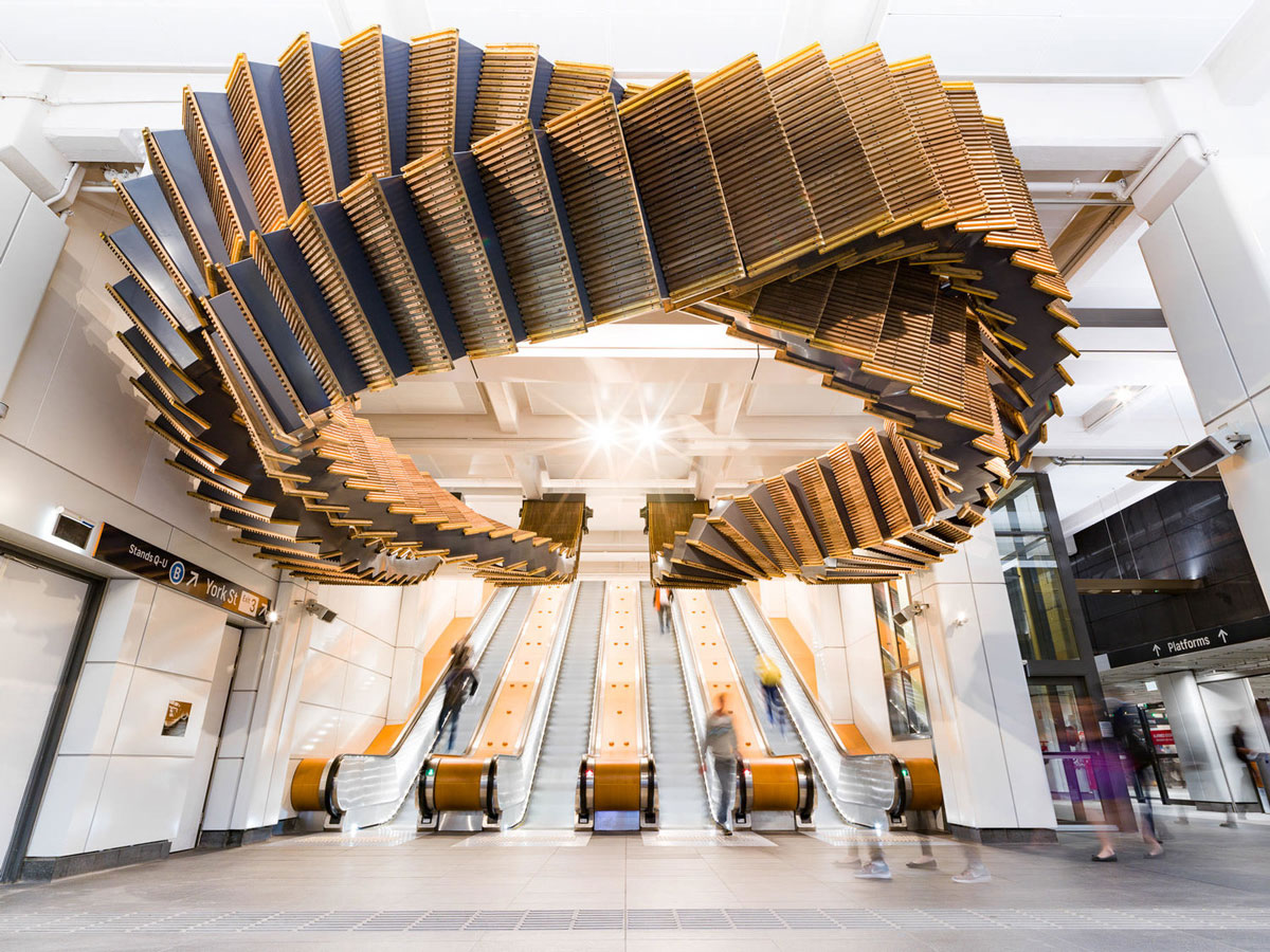 Inpresionante escalera de madera en la estación de trenes de Wynyard