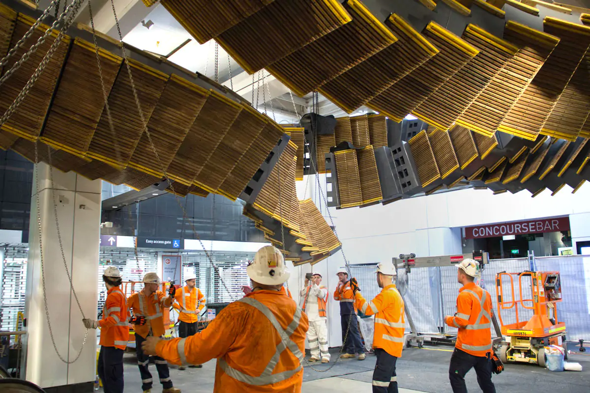 Inpresionante escalera de madera en la estación de trenes de Wynyard