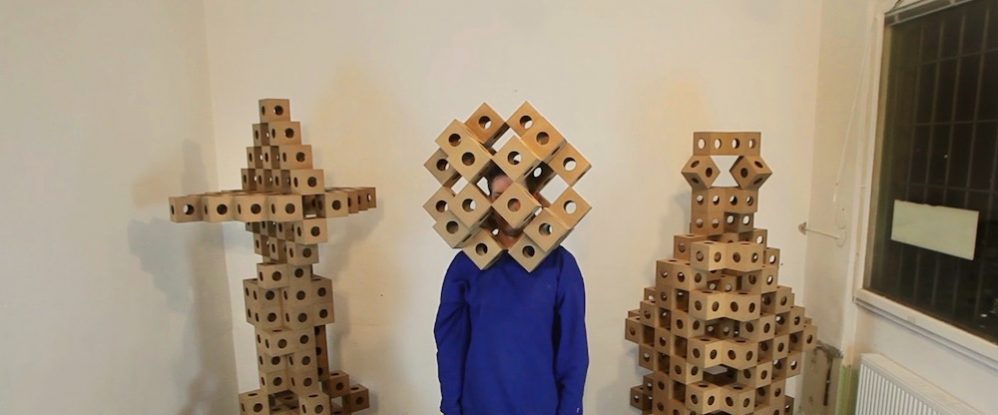 Ghostkube-una escultura móvil en madera