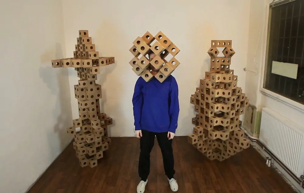 Ghostkube-una escultura móvil en madera