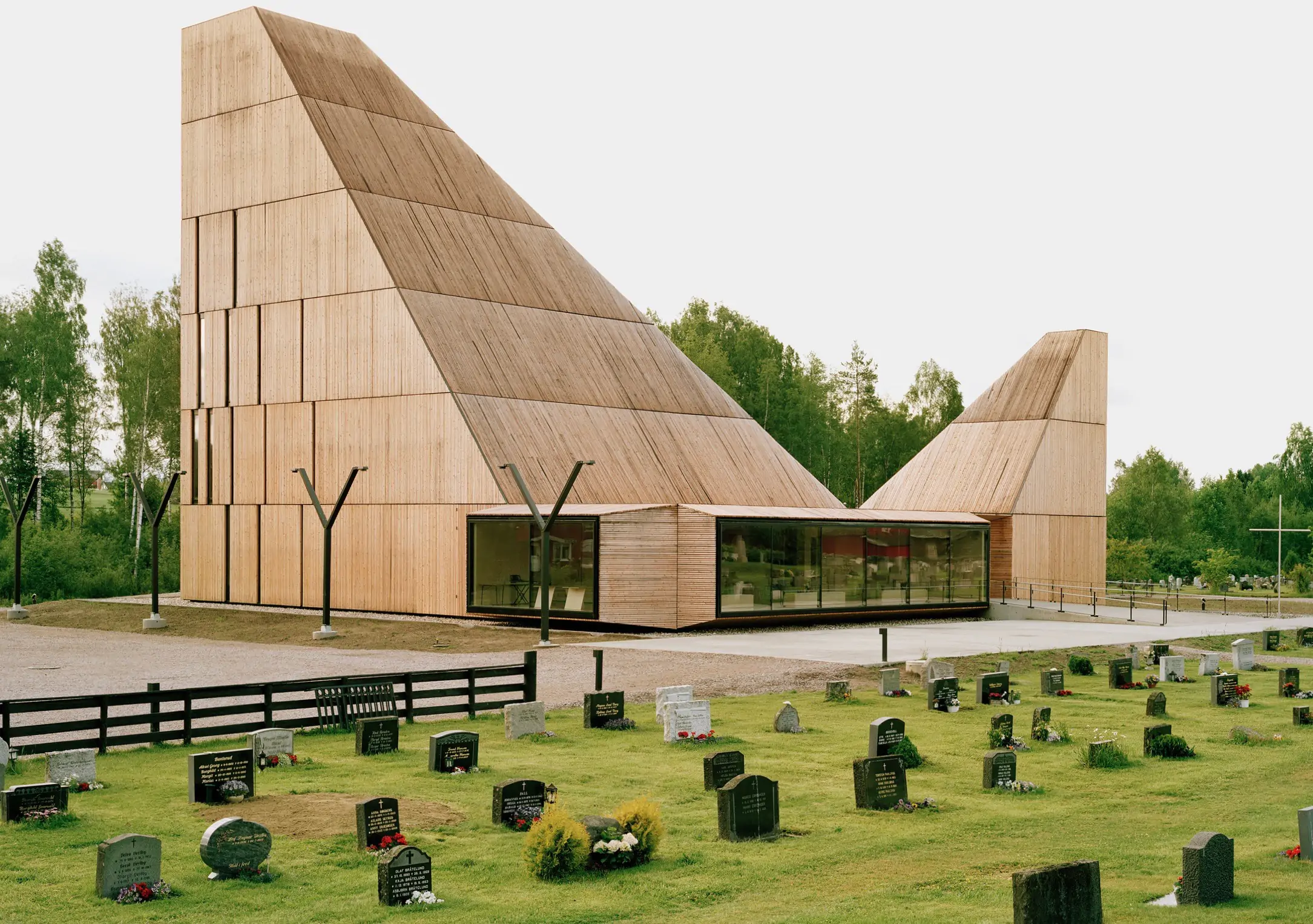 En Noruega, los techos de la iglesia de Våler evocan a su antecesora, quemada en 2009. - Madera21