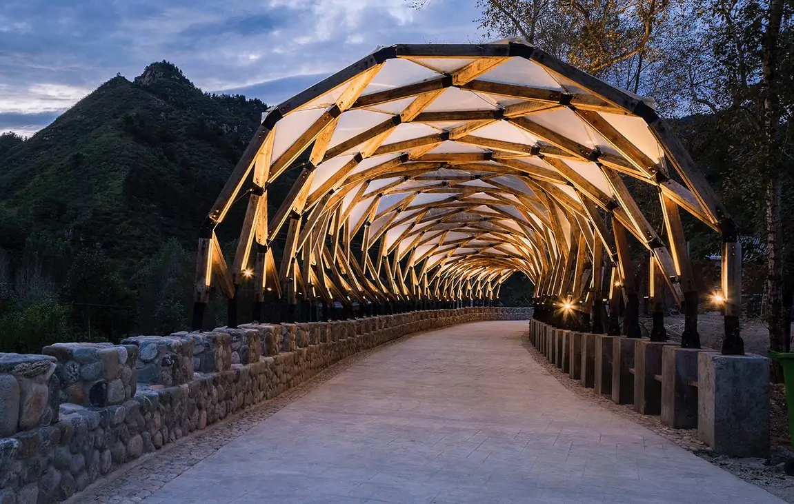 En China, una pérgola construida con madera reciclada da sombra y cobijo a los habitantes de un pequeño pueblo - Madera21