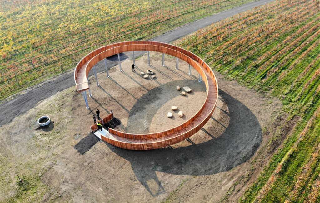 Un mirador de madera en forma de espiral