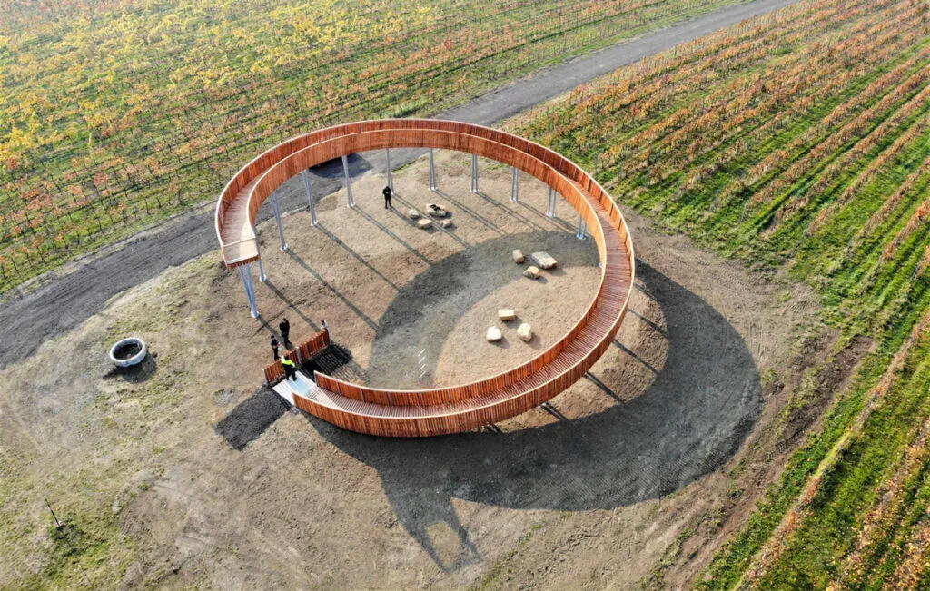 Un mirador de madera en forma de espiral