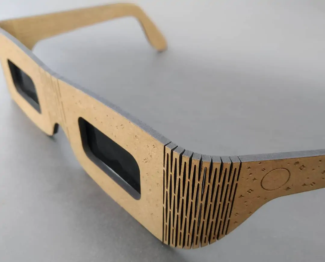 WoodSkin Chile fabrica lentes de madera para ver el eclipse solar del 2 de julio - Madera21