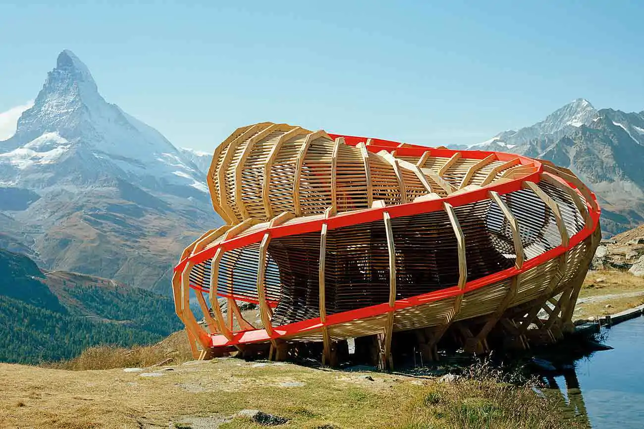 La estructura alpina en espiral Evolver ofrece una experiencia alternativa para ver el Matterhorn - Madera21
