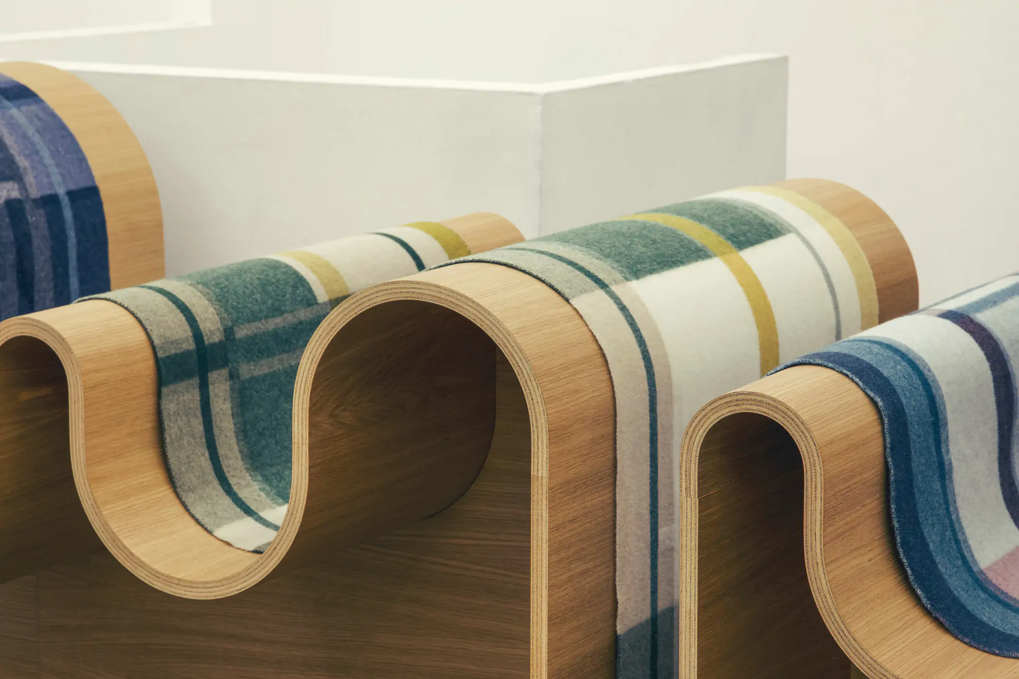 La marca Holzweiler cuenta con una tienda emergente con muebles ondulantes de madera - Madera21