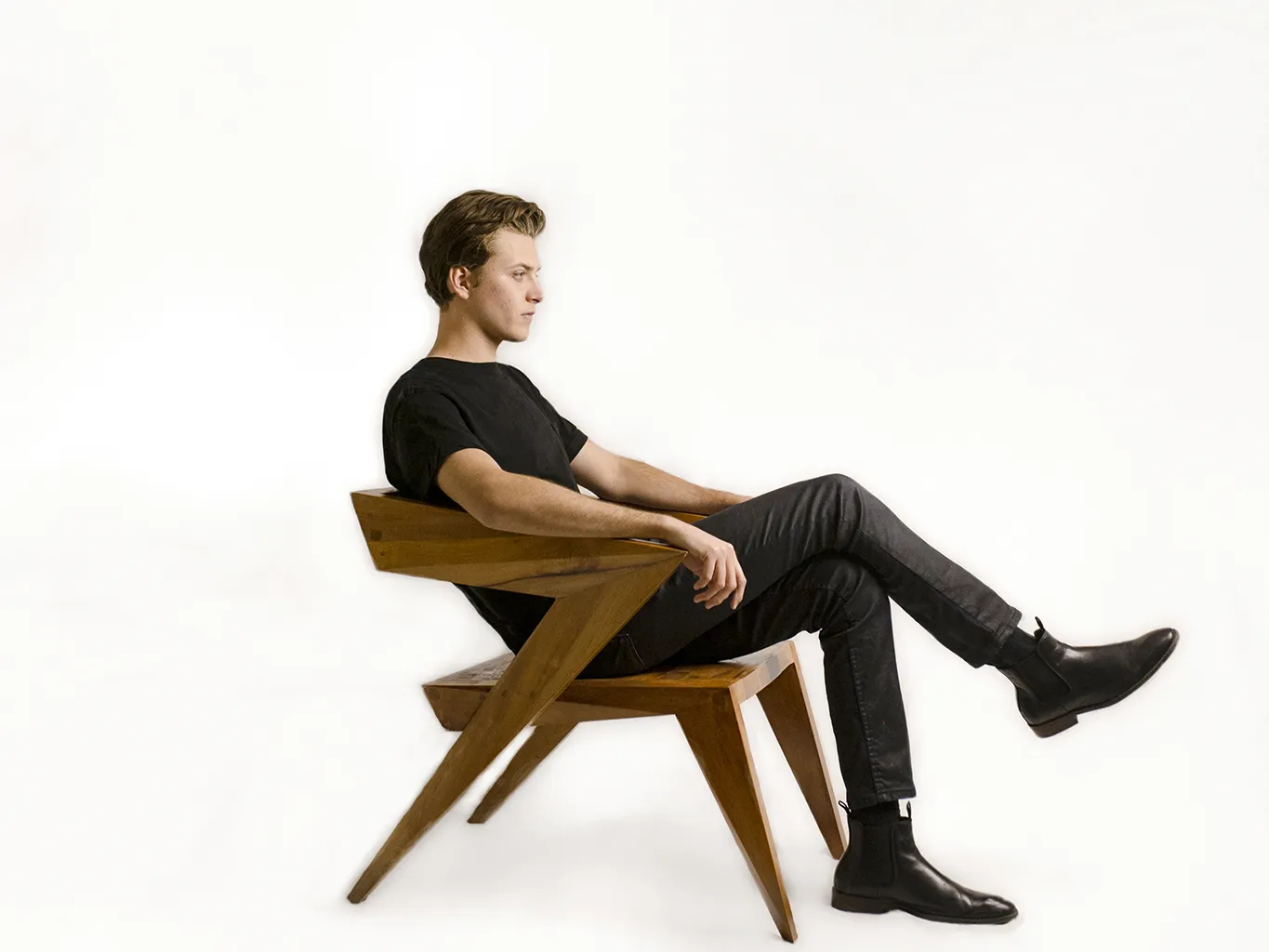 Estudiantes crean la “Silla 7”, mueble retrofuturista fabricado con tecnología digital y retazos de madera - Madera21