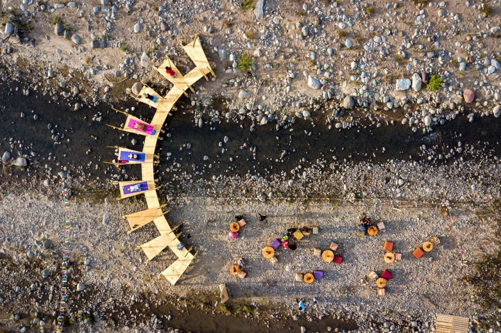 Estructura de madera para practicar yoga en Playa La Carmela 