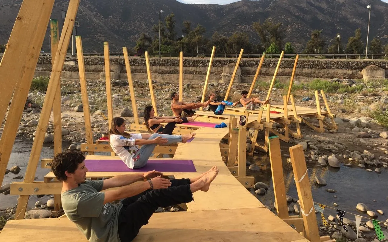 Estructura de madera para practicar yoga: la intervención temporal de FAD UFT en Playa La Carmela - Madera21