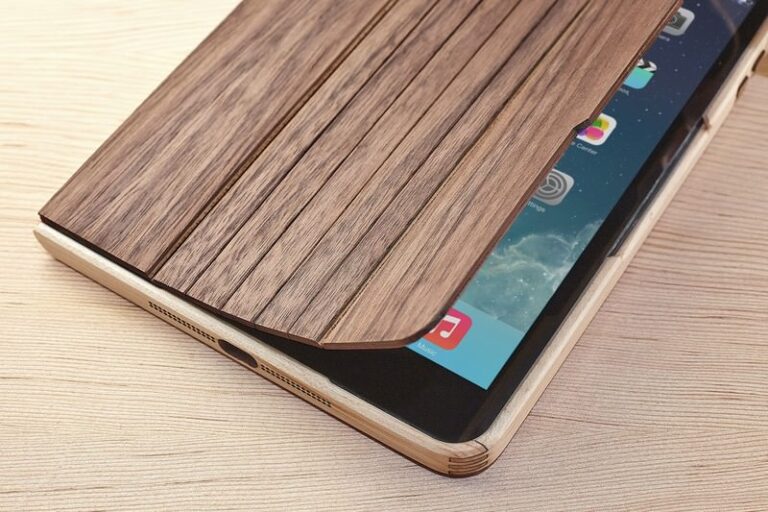 » Grovemade crea geométricas fundas de madera de nogal y lana para iPad