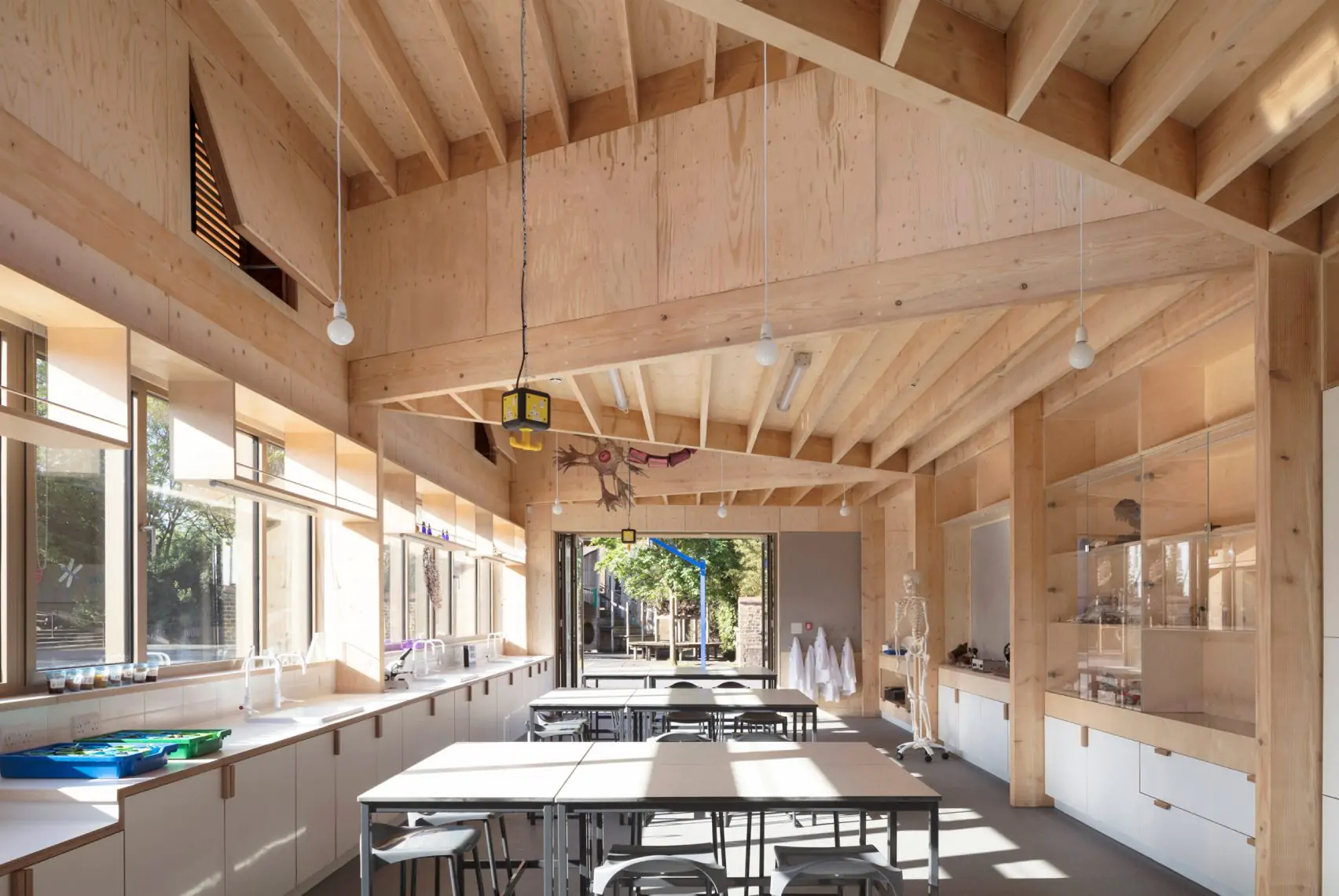 AY Architects incorpora un laboratorio de ciencias de madera a una escuela de Londres - Madera21
