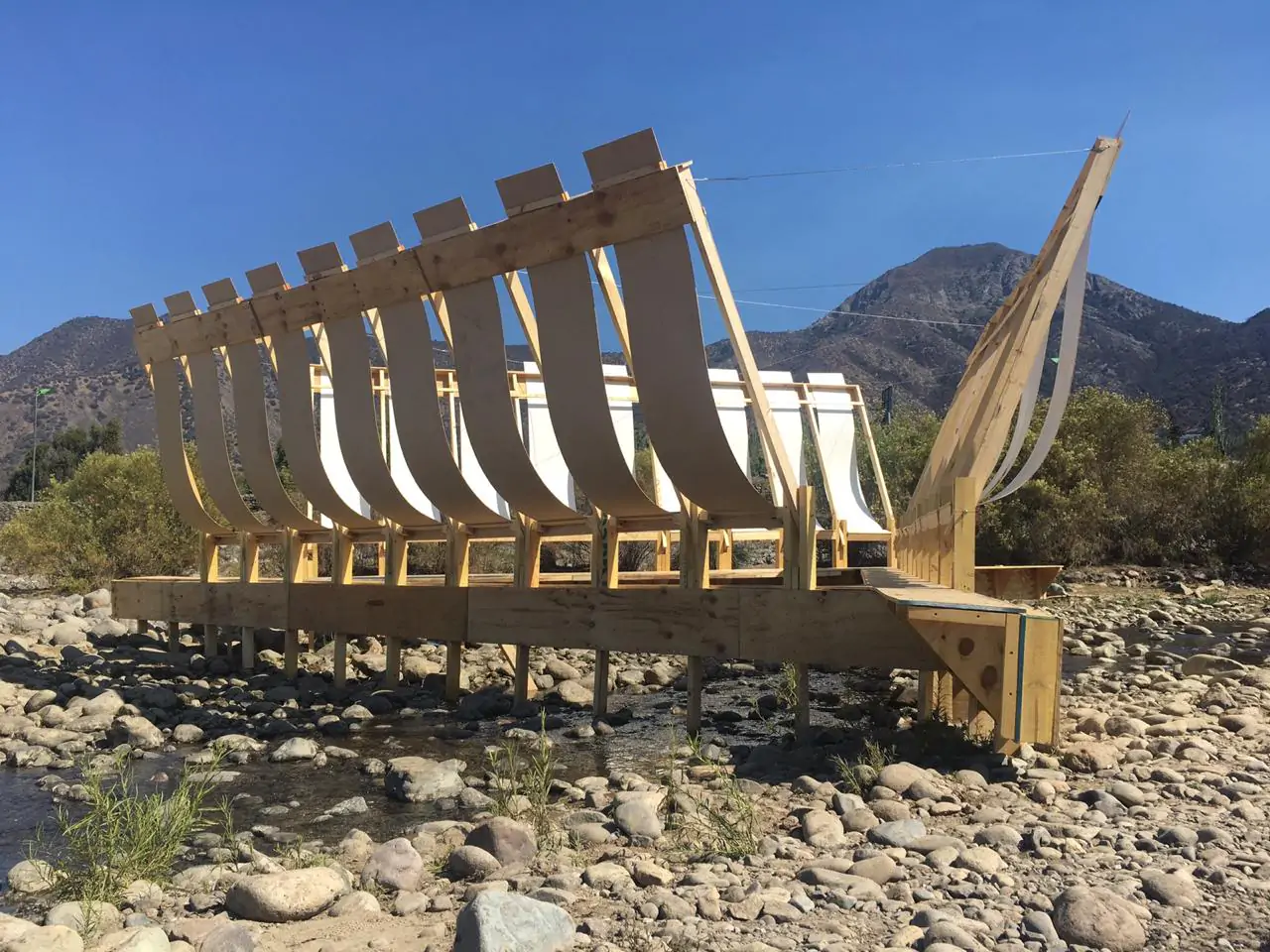Facultad de Arquitectura UFT interviene Playa La Carmela con un anfiteatro de madera sobre el río Mapocho - Madera21
