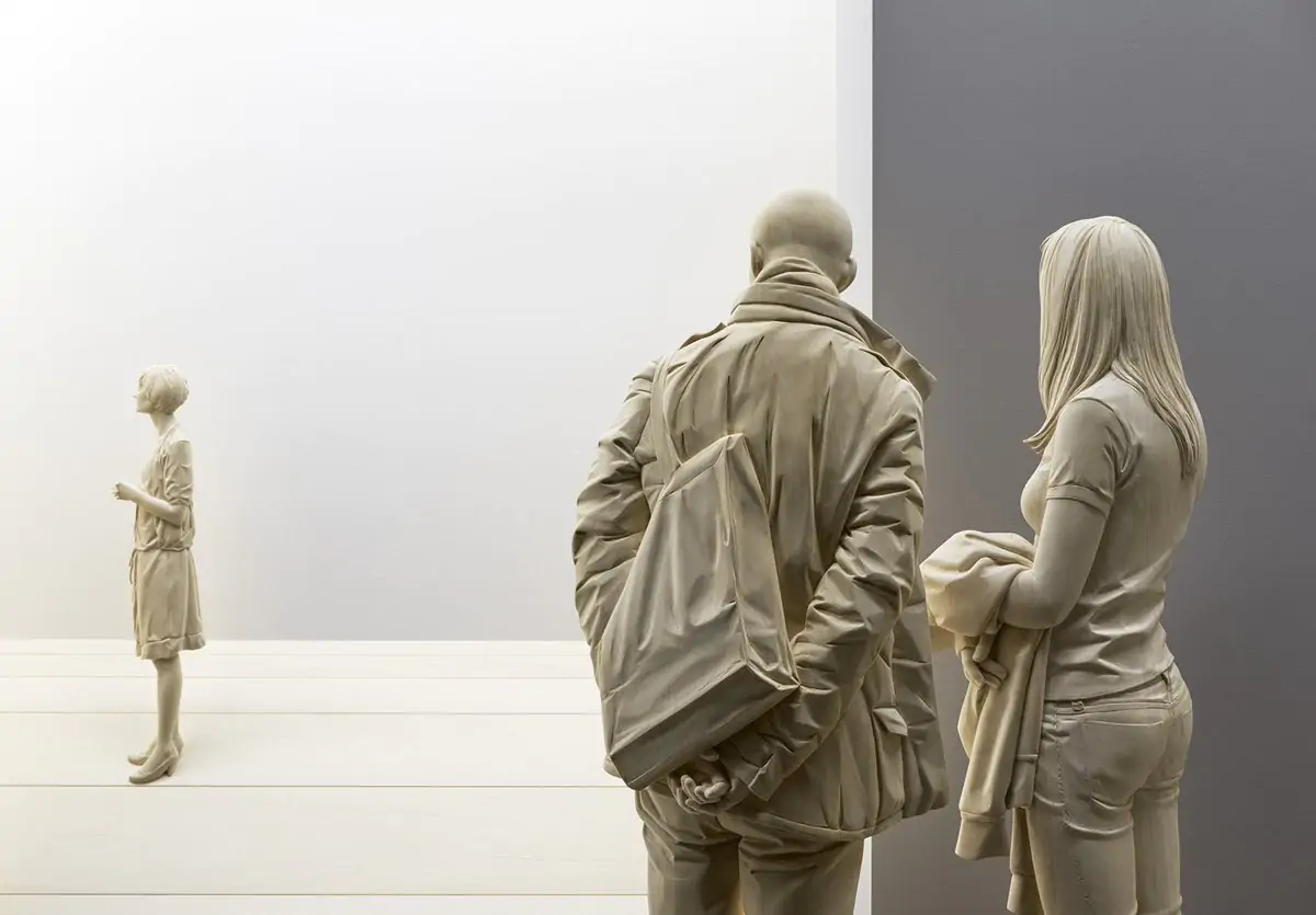 El escultor Peter Demetz talla figuras humanas realistas que integra en diferentes escenas - Madera21