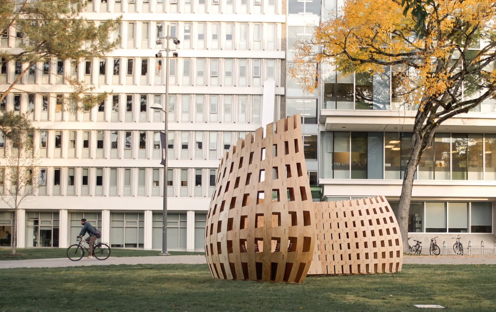 Universitarios fabrican robóticamente un banco de madera en Vancouver - Madera21