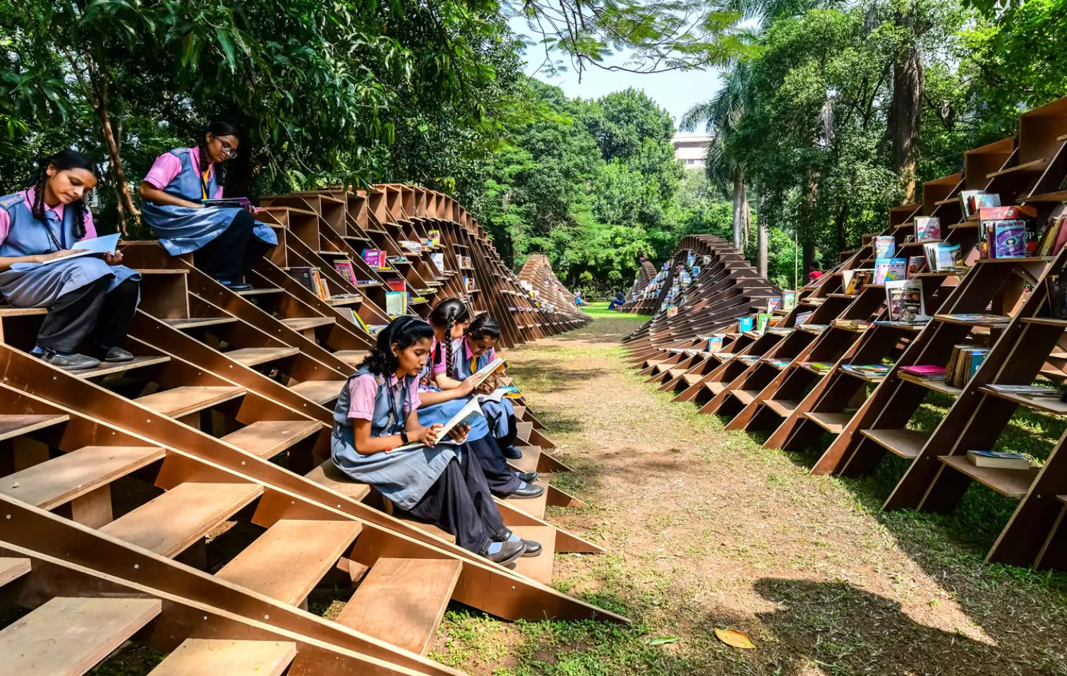 NUDES fabrica el pabellón Bookworm para fomentar el amor por la lectura en India - Madera21