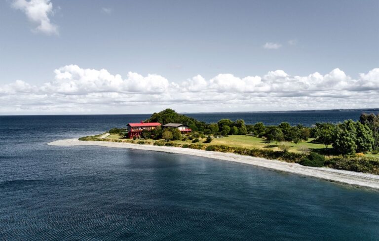 » Guillermo Acuña levanta anexo costero sobre bosque de pilares