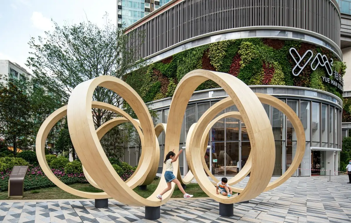 Obra de arte en madera emula el cambio continuo y la velocidad de la vida en Hong Kong - Madera21
