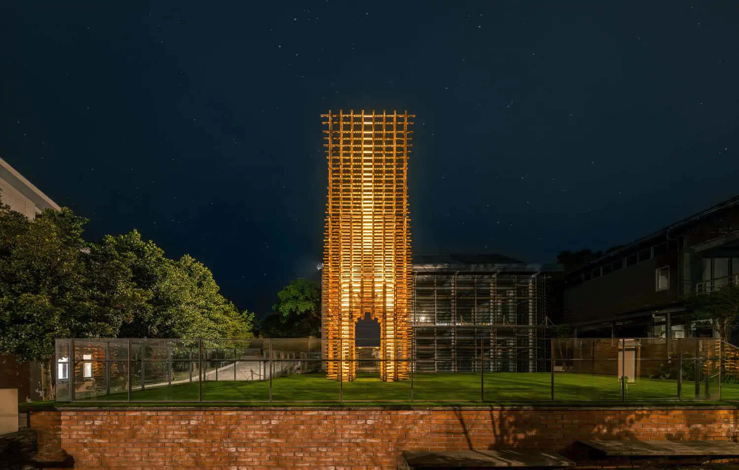 Torre de nueve metros en Taiwán se conforma con tablones entrelazados de cedro japonés - Madera21