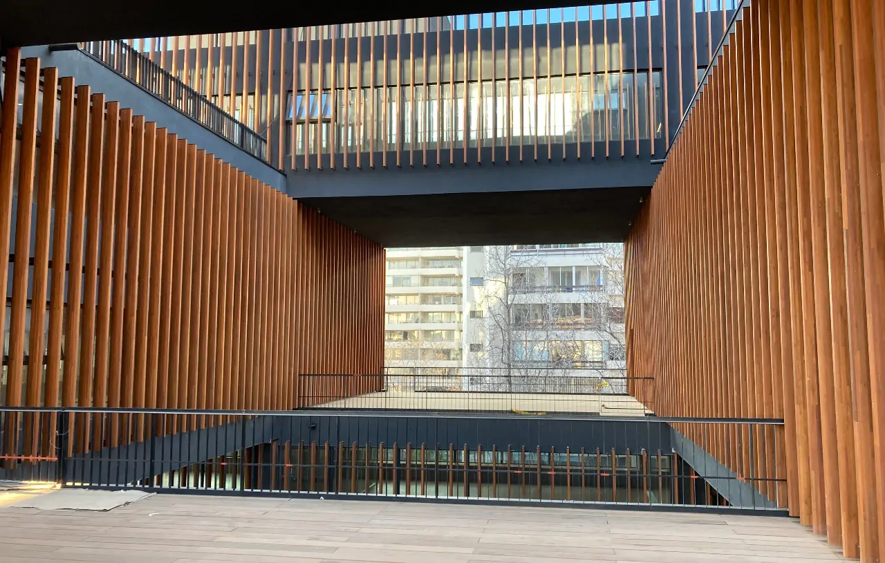 Edificio de Providencia utiliza madera para revestir su estructura y también para su mobiliario interior - Madera21