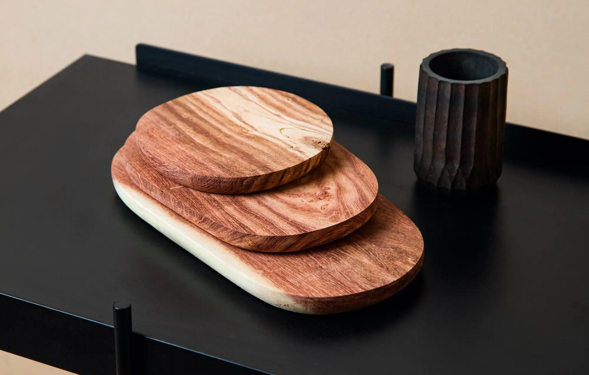 Colección de tablas, repisas y percheros de espino logra diseños firmes, estéticos y conscientes de su origen natural - Madera21