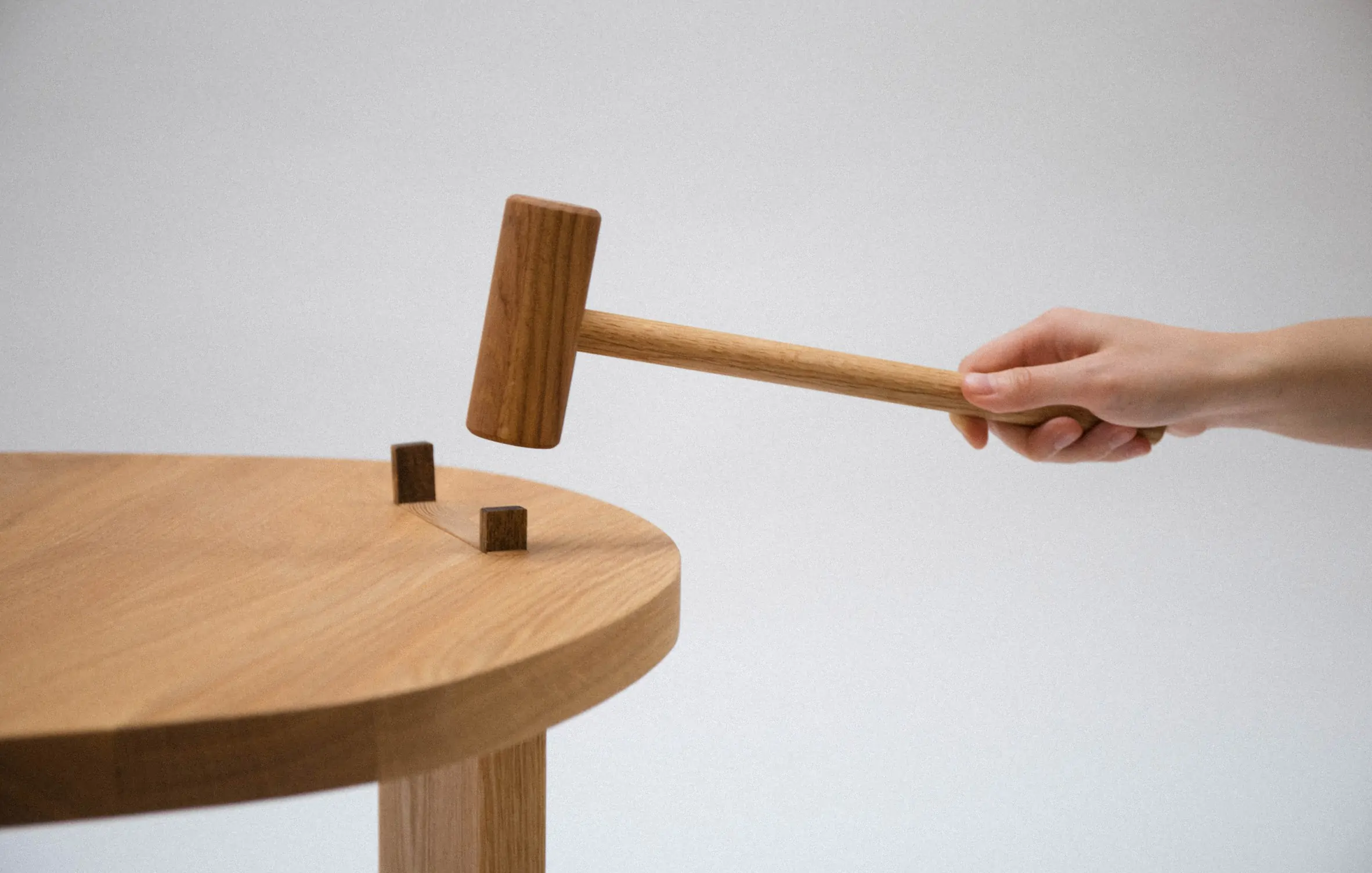 Mesas de centro son elaboradas en roble con CNC, técnicas de ensamble y el encaje de cada una de sus piezas - Madera21