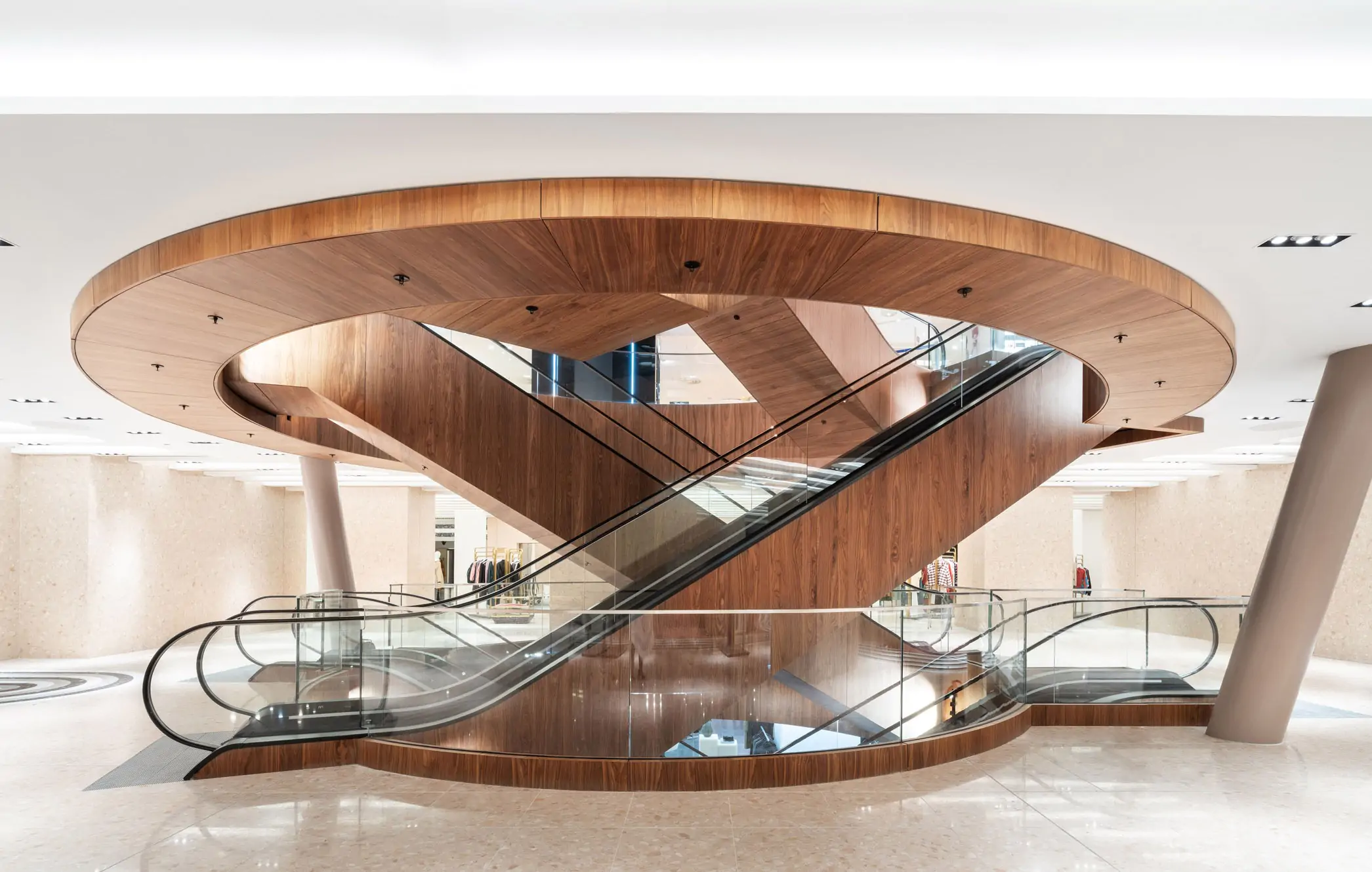 Escaleras mecánicas revestidas de madera engalanan los pasillos de un centro comercial alemán - Madera21