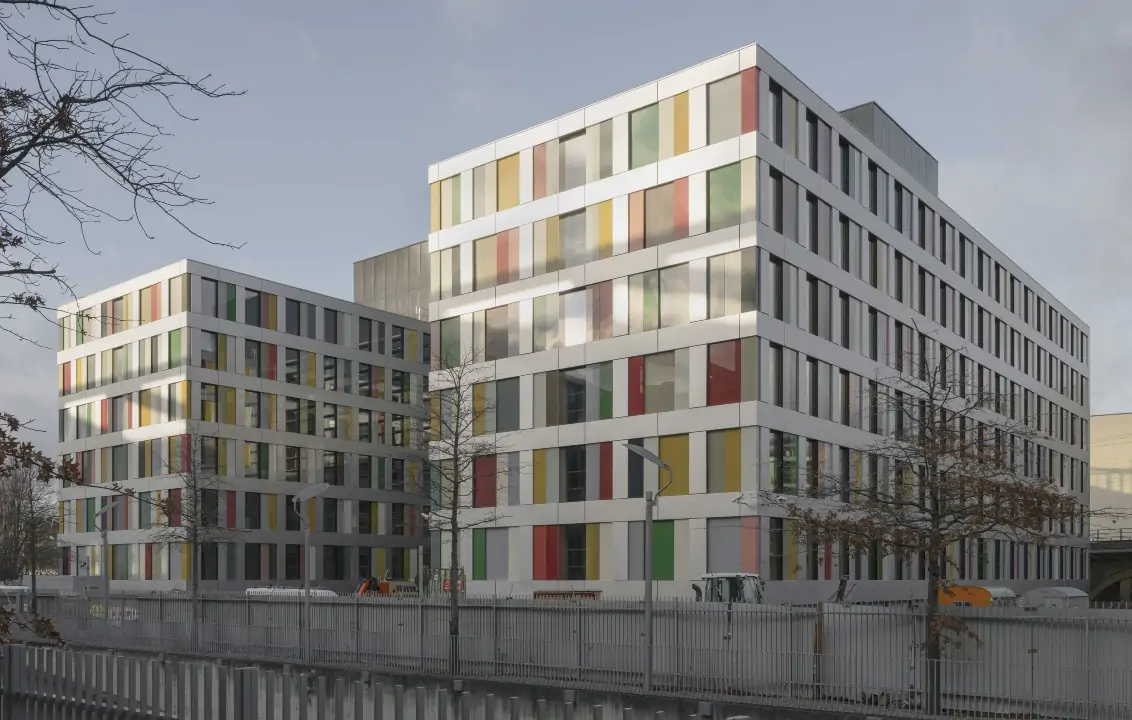 Nuevo edificio de oficinas del parlamento alemán es construido con madera en masa y sistemas de prefabricación - Madera21