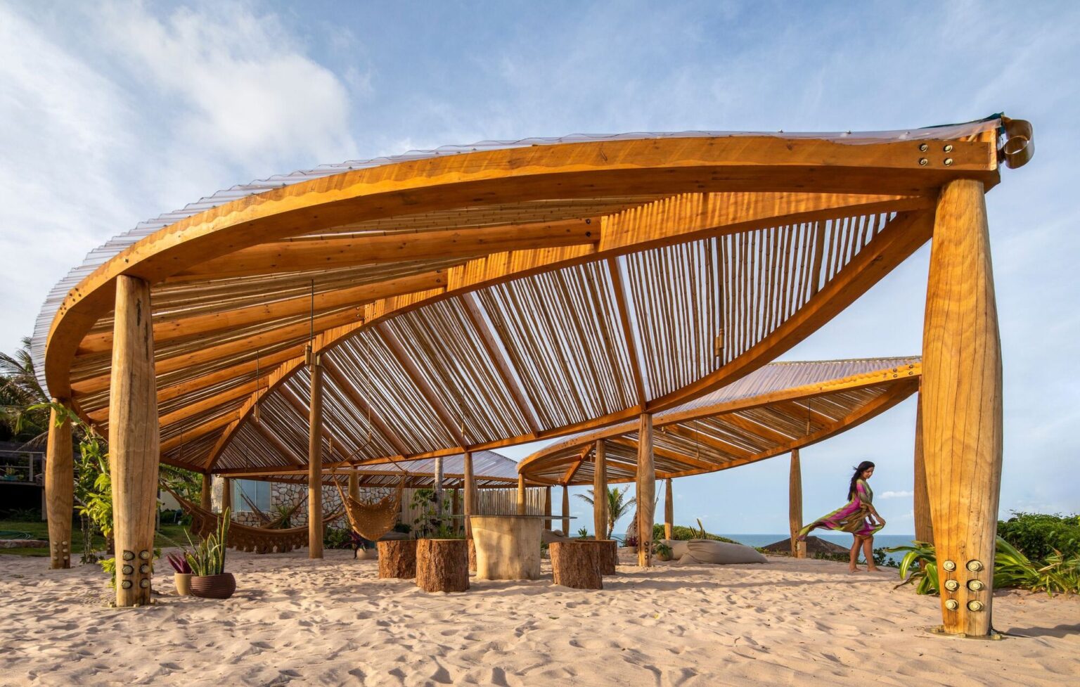 » Pabellón en madera es instalado en la costa de Brasil