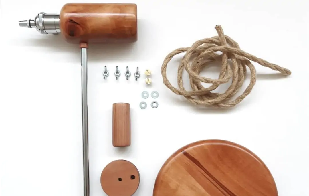 Emprendimiento de origen ruso-chileno se dedica al trabajo artesanal de muebles y objetos íntegramente realizados en madera - Madera21