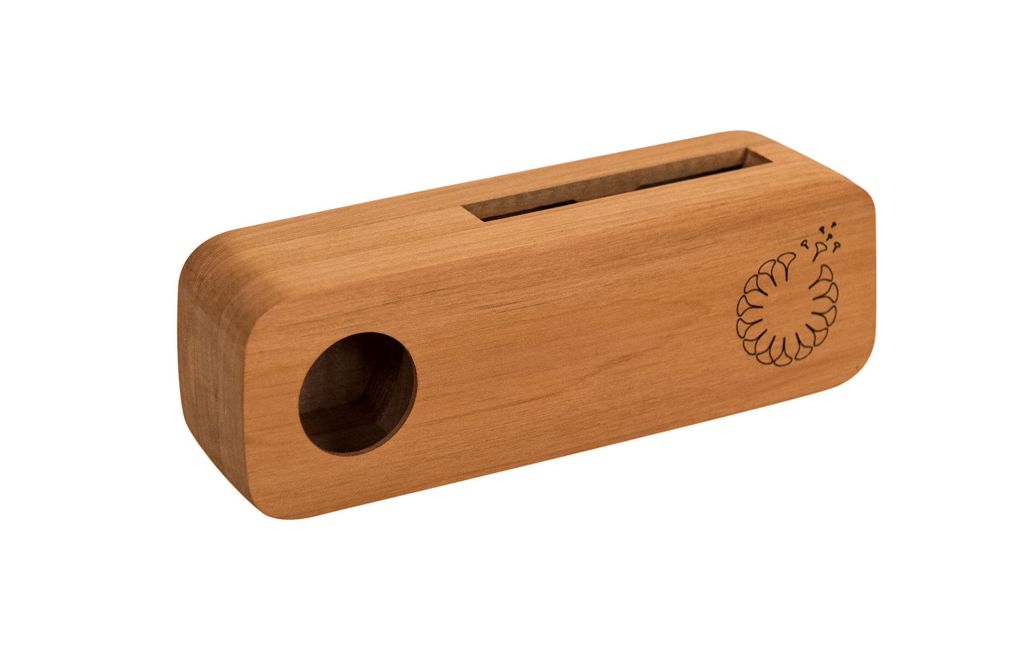 Amplificador de sonido aprovecha las características acústicas de la madera  para potenciar el volumen de un smartphone