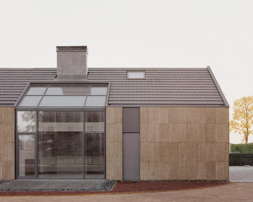 Una casa de madera y corcho autoconstruida en Cantabria que redefine la  forma de vivir en lo rural