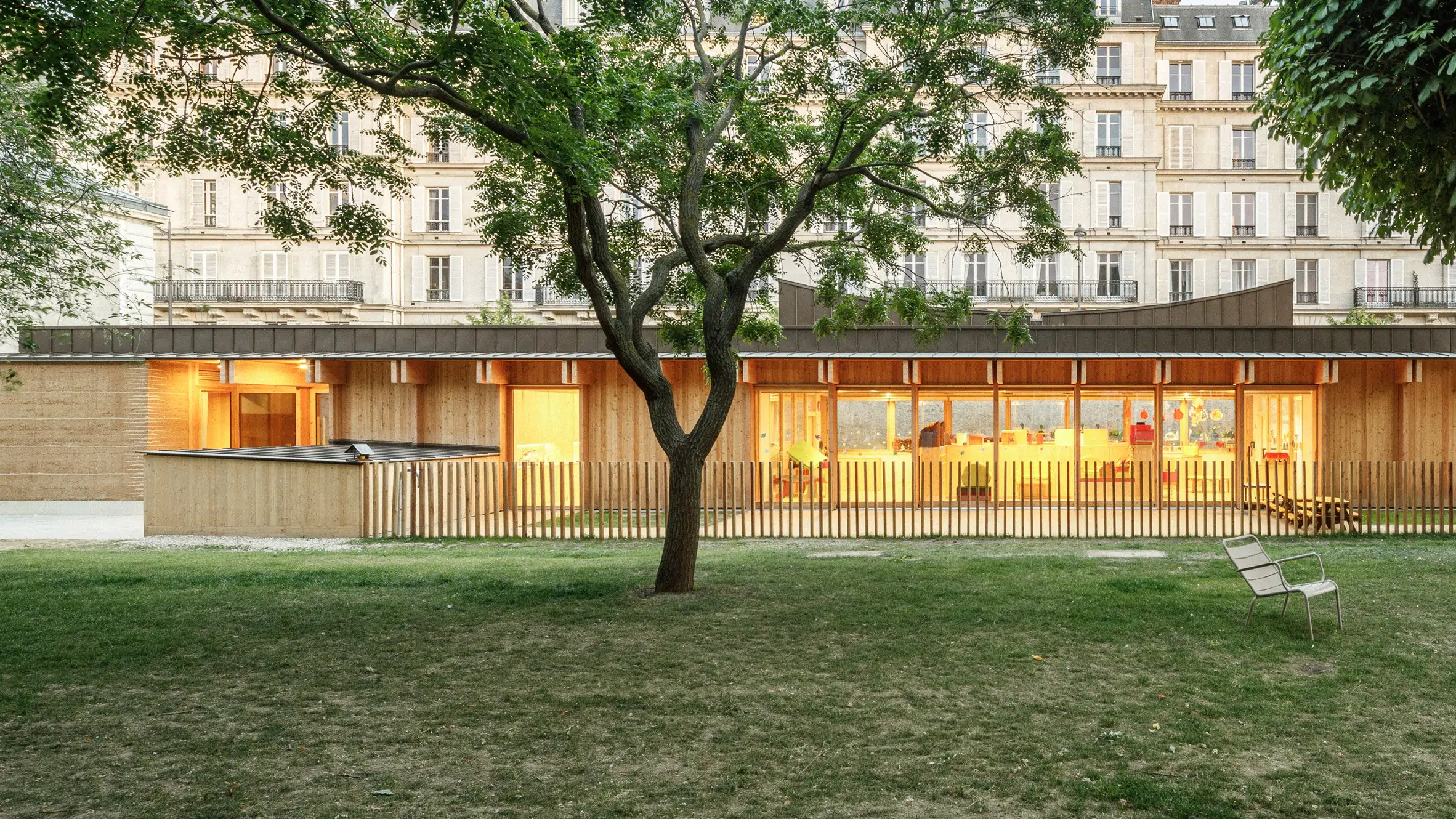 Sala cuna de vanguardia revivió un barrio histórico de París - Madera21