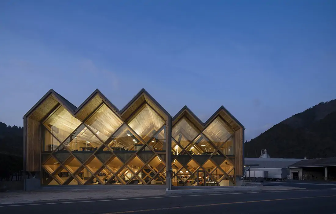 La inspiradora casa matriz de Meiken Lamwood Corp - Madera21