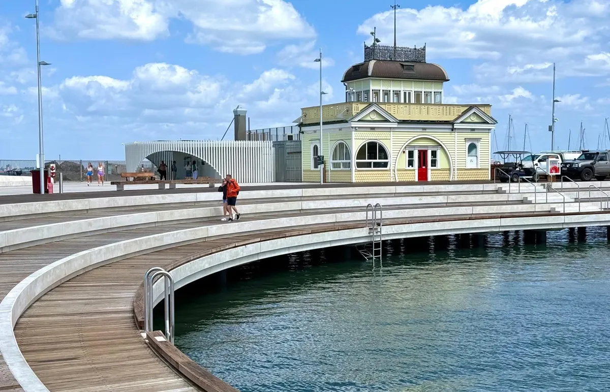 Caminando por el muelle de St Kilda - Madera21