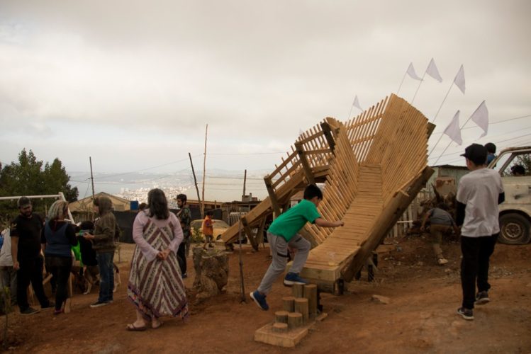 4_DINO-JUEGO_-INAGURACION-NINO-SUBIENDO