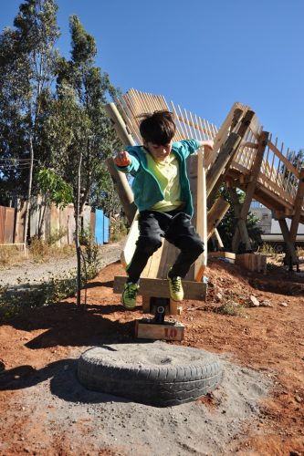 6_DINO-JUEGO_-NINO-SALTANDO-DEL-RESBALIN