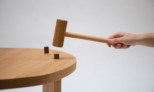 _PORTADA akron-street_oak-tenon-table_dezeen_dezeen_2364_col_7