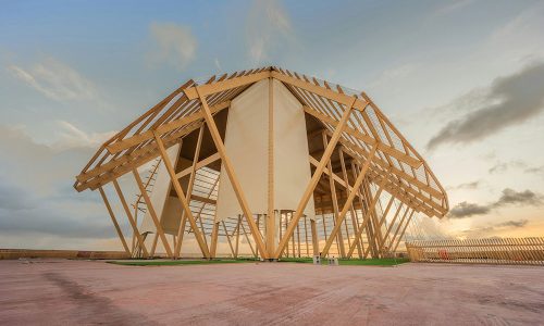 Portada-Barbados-inaugura-un-pabellón-de-artes-escénicas-hecho-de-madera-y-ensamblado-con-técnicas-japonesas
