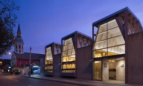 Portada-Biblioteca-Municipal-de-Constitución-Madera-como-lenguaje