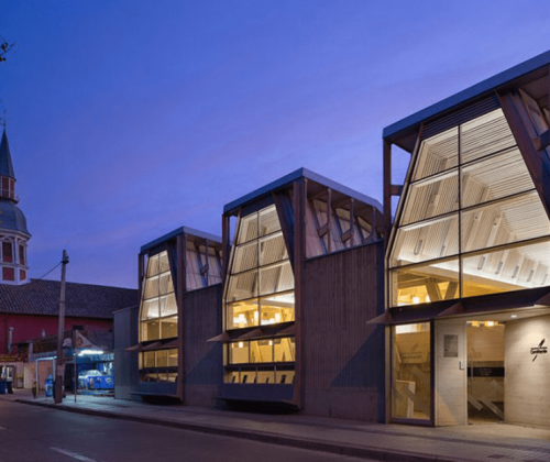 Portada-Biblioteca-Municipal-de-Constitución-Madera-como-lenguaje