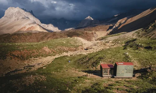Casa en terreno de montaña