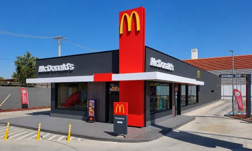 Portada McDonald’s suma nuevo local en madera