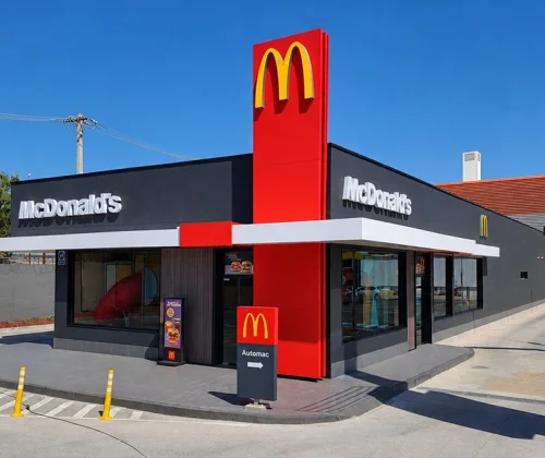 Portada McDonald’s suma nuevo local en madera