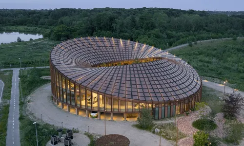 Portada-Una-estructura-de-madera,-un-diseño-circular-y-un-patio-escalonado-dan-forma-a-la-sede-de-Dymak