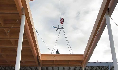 Portada-¡El-nuevo-techo-de-madera-con-losas-reticulares-del-aeropuerto-de-Kelowna-encaja-en-su-lugar!