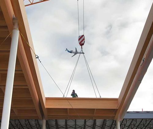 Portada-¡El-nuevo-techo-de-madera-con-losas-reticulares-del-aeropuerto-de-Kelowna-encaja-en-su-lugar!