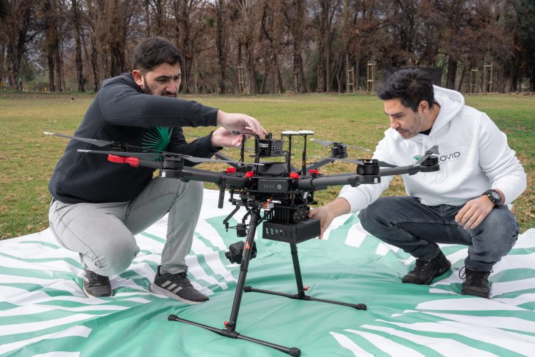 Pruebas-terreno-a-la-derecha-el-fundador