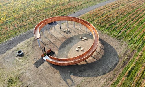 Un mirador de madera en forma de espiral
